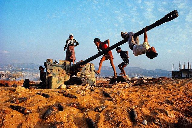 12. Savaş sonrası terk edilmiş bir uçaksavar ile oynayan Lübnanlı çocuklar