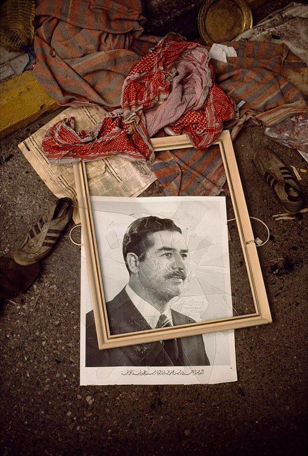 3. Çerçevesi kırılmış bir Saddam Hüseyin fotoğrafı, Irak