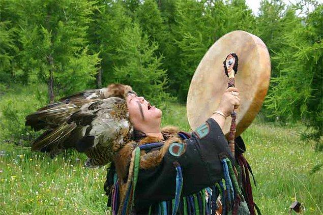 5. Şamanın kolayca trans haline geçebilecek karaktere sahip olması gerekir. Bu nedenle şamanlar genellikle toplumdan soyut olarak yaşayan kişiler arasından çıkar.