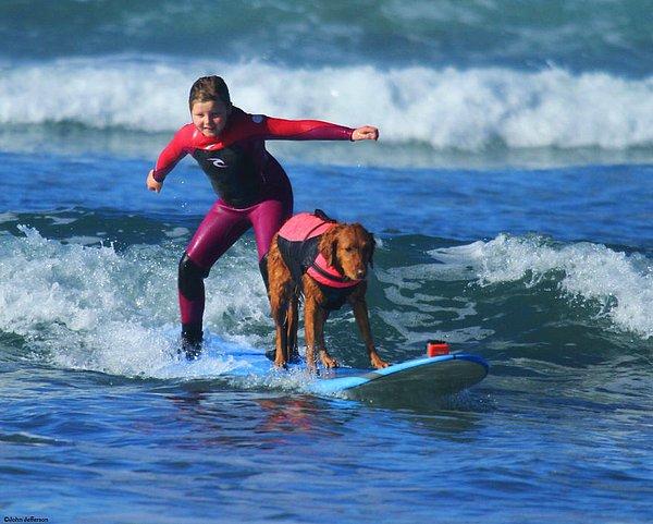 Gina otizmden muzdarip. Ricochet ile sörf yaparken kendine güveni son derece yükselmiş. Şimdi kendi sörf tahtasına sahip!