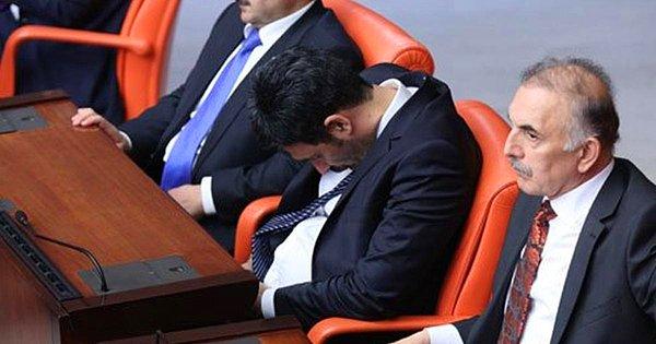 AKP Milletvekili Uğur Işılak, Meclis'e üçüncü gelişinde uyuyakaldı. Işılak, daha önce verdiği bir röportajda "Meclis'e uyumaya gitmiyorum" demişti.