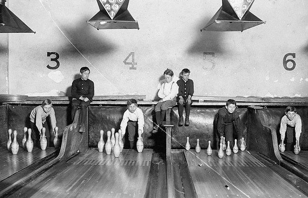 10. Bowling salonunda gece geç saatlere kadar çalışan çocuklar (1909)