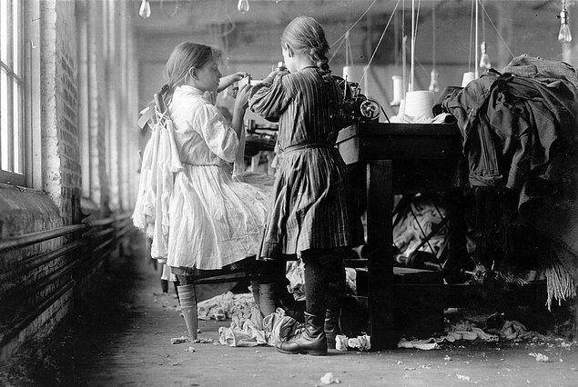14. Tekstil fabrikasında çalışan iki küçük kız (1910)