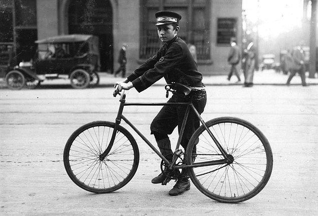 16. Bisikletle bir yerden bir yere haber ileten bir çocuk. (1914)