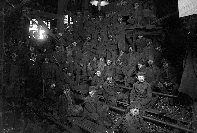 24. Pensilvanya'da bir fabrikada çalışan çocuk işçiler. (1911)