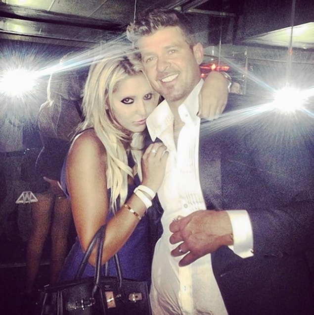 19. Ve bir efsane ile noktalıyoruz: Robin Thicke ve hayranı arkadaki aynaya yansımış...
