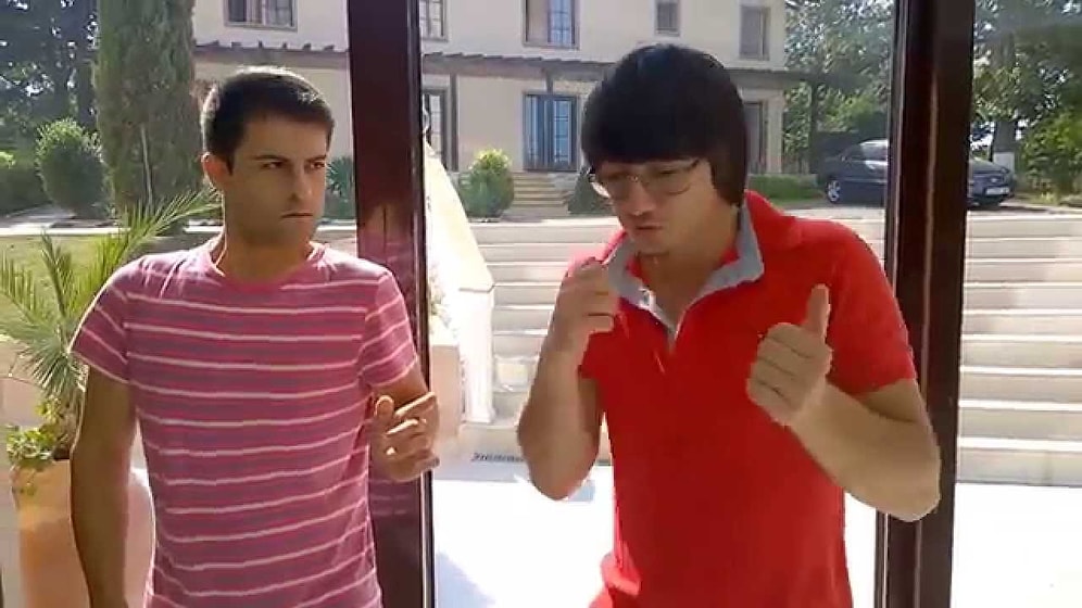 2 Adam ve 1 Sineğin Muhteşem Uyumlu Break Dans Gösterisi