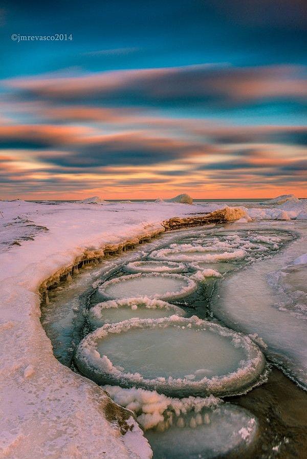 Kanada, Ontario gölü donmuş buz çemberleri.