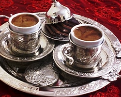 Hemen hemen her gün içtiğimiz kahvenin, yaklaşık 600 yıllık acı tatlı uzun bir geçmişi var. Kahvenin Habeşistan’da (Etiyopya) başlayan, Yemen, Mekke, Kahire, Şam’dan sonra İstanbul’a, İstanbul’dan da Avrupa ve dünyanın dört bir tarafına yayılmasının öyküsünü sizler için araştırdık.