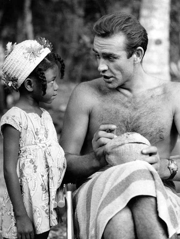 9. Sean Connery, Jamaika'da çekilen Dr. No filminin setinde küçük bir kız için bir hindistan cevizi imzalıyor