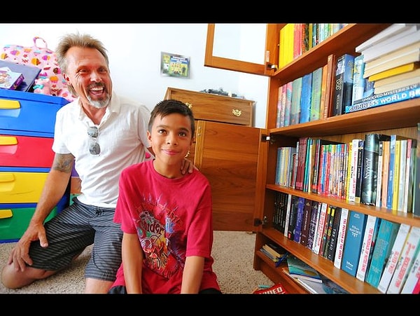 Линч благодарит всех, кто отправил книги.