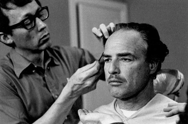 Marlon Brando oynadığı Don Corleone karakterinin bir buldog gibi görünmesini istediği için deneme çekimlerinde ağzına pamuk koymuş, film çekimlerinde ise dişçisine ağızlık yaptırmıştır.