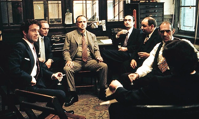 Yönetmen Coppola, sadece düşük bütçe, Brando hariç tecrübesiz bir kadro ve yapımcı baskısıyla savaşmamış, filmin yayınlanmaması için İtalyan çetelerinin de baskısına maruz kalmıştır.
