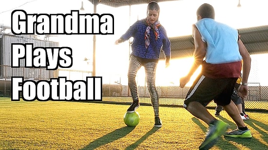 Büyükanne Kılığına Giren Profesyonel Futbolcu Kadından Halı Sahada Erkeklere Futbol Dersi