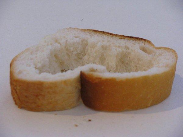 16. Bazısı ekmeğin yumuşak kısmı sever aynı köfteye harç hazırlarmış gibi ekmekten özenle ayırır ve ilk o kısımları yer.