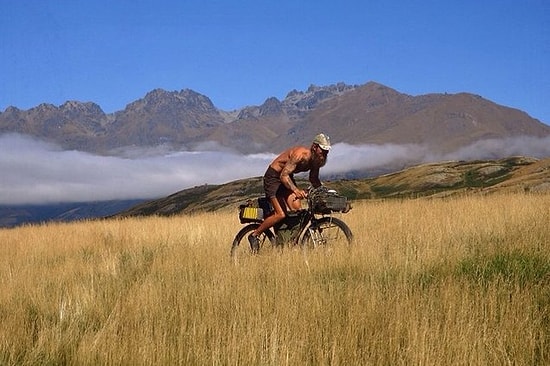 Senede 6 Ay Çalışan Adam, Günlük 10 Dolarla Geçinerek Bisikletiyle Dünyayı Dolaşıyor