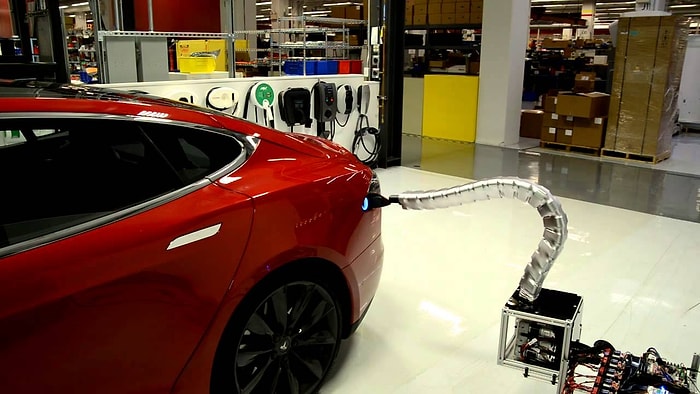 Tesla'nın Otomatik Çalışan 'Mekanik Yılan' Şarj Ünitesi