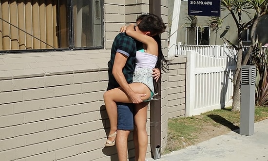 Göğüs Oyunu Oynayarak Kızlardan Öpücük Almak