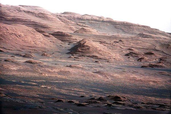 Curiosity, dağa ulaşmadan önce bu fotoğrafı çekmiş. Şu an ise boyutu Rainier dağı kadar olan Sharp Dağı'nın alt kısımlarını inceliyor.