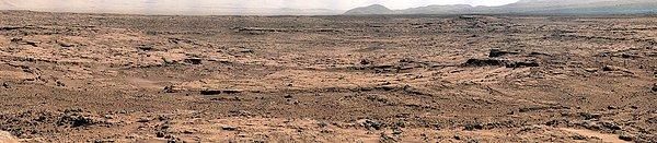 2012 yılında çekilmiş olan bu fotoğraf Mars'ın yüzeyini göstermekte.