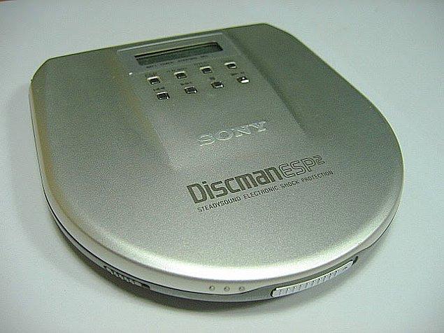 8. Bir de Discman sahibi olduysan özenle hazırladığın karışık CD'nden birkaç şarkı dinlemek.