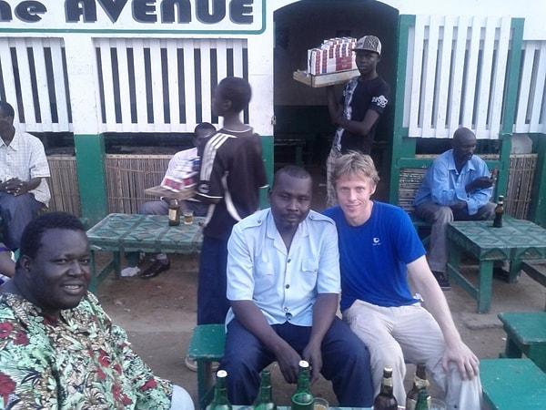 Gunnar Çad'ın başkenti N'Djamena'da bira keyfi yaparken.