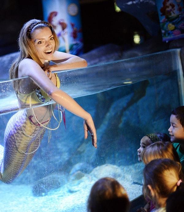 9 eylül 2013’te Alman aktrist Anne Menden ‘The Little Mermaid’ filminin tanıtımı için akvaryumda denizkızı olarak poz  verirken.