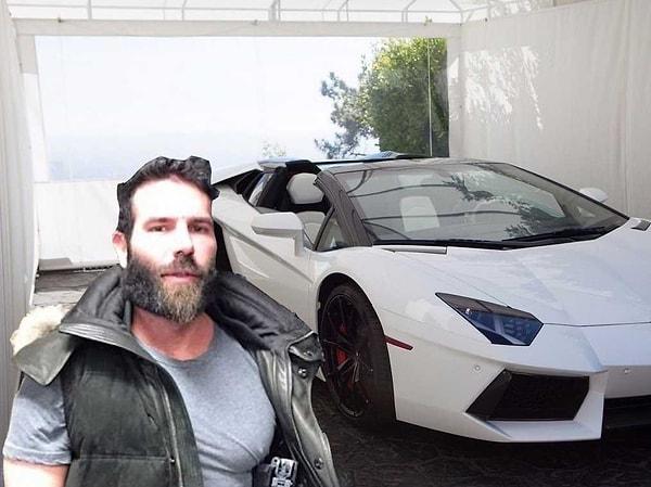 8. Dan Bilzerian, fotoğrafları Ferrarilerle, para tomarlarıyla ve yarı çıplak kadınlarla dolu olduğu için “Instagram’ın Kralı” olarak adlandırılıyor.