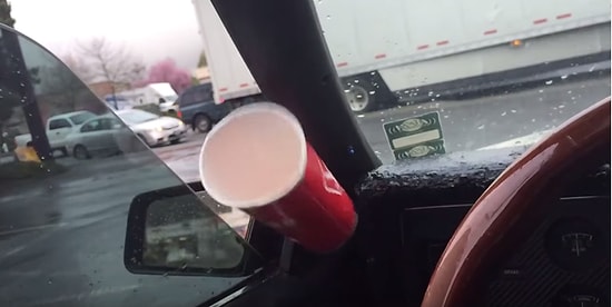 Araba İçindeki Bass'ın Bardağı Havada Tutması