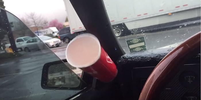 Araba İçindeki Bass'ın Bardağı Havada Tutması