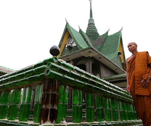 Tayland'da The Wat Pa Maha Chedi Kaew tapınağının inşaası sırasında 1 milyon şişe Heineken ve yerel bira kullanılmış.