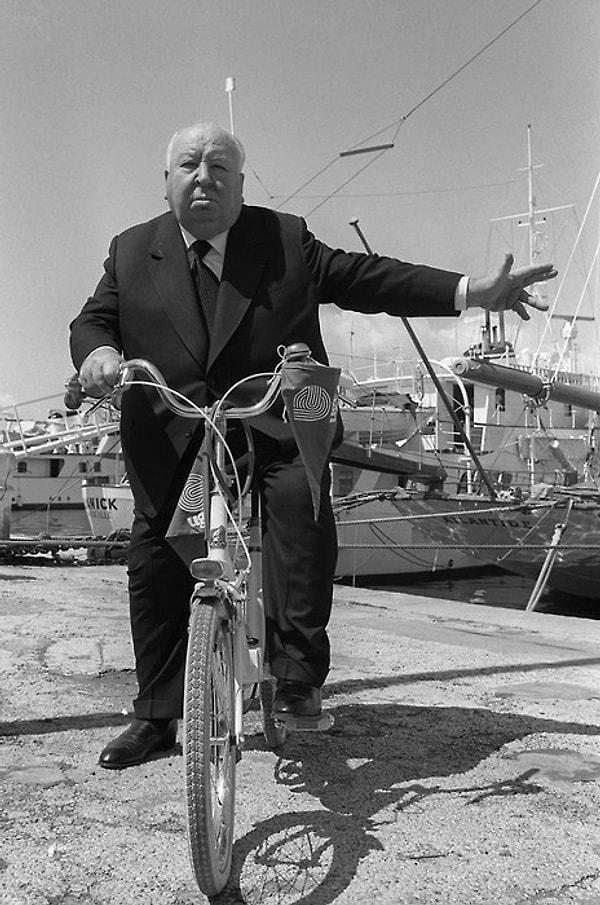 5. Alfred Hitchcock, 1972 yılı Cannes Uluslararası Film Festivali sırasında bisiklete binerken.