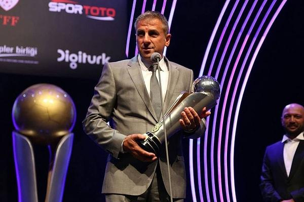 Yılın En İyi Teknik Direktörü Ödülü Hamza Hamzaoğlu'na verildi.