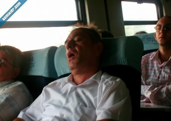 14. Dünyanın en güzel uykusunun hafif serin havada otobüste uyunması. Uyuyan Güzel hikayesi otobüste geçse prens bile uyandıramazdı.