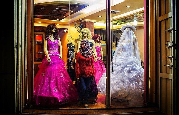 10. Gelinlik alışverişine giden Gazzeli kadın