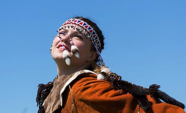 Bölgede 7 yerli halk bulunuyor. Yüzde 2'si Slav Neopaganizmi yada Sibirya Şamanizmi inanç biçimine bağlı yaşıyor.