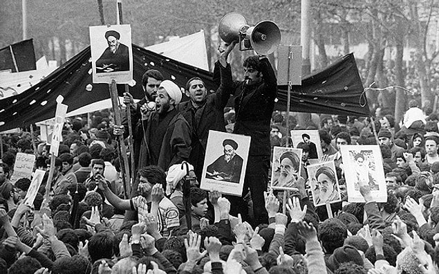 İran'da 1979 yılında gerçekleşen İslam Devrimi'nden bu yana kadınlar halka açık yerlerde başörtüsü takmak zorundalar.