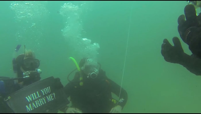 Dalış Sırasında Duygu Yüklü Evlenme Teklifi