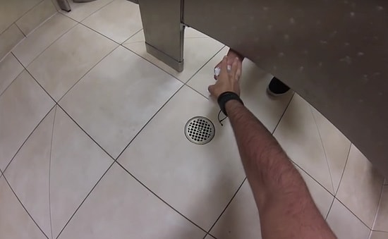 Tuvalette Kağıt Havlu Uzatan İnsanların Eline Nutella Sürmek | Şaka İçerir