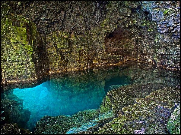 2. Cyprus Gölü Grotto, Ontario