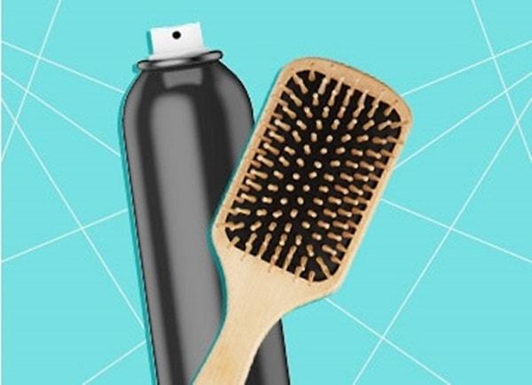 7. Parlak ve hacimli saçlar için fırçanıza saç spreyi uygulayın