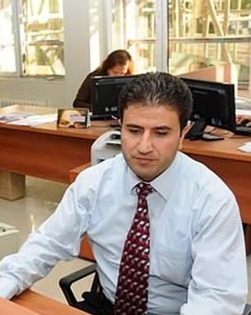 Devlet memurlarının yüzünü bir kez gördünüz mü bir daha hatırlamayacağınız standart tipler olarak bilindikleri gerçeği.