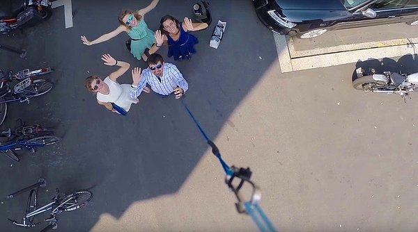 Sadece ülkemizde değil, Dünya genelinde önce çok popüler olan, sonra yavaş yavaş nefret edilen ve hatta bazı etkinliklerde yasaklanan selfie çubukları seviye atladı. Fotokite Phi ismi ile geliştirilen yeni Drone, gökten fotoğraf çekmenize olanak tanıyacak!