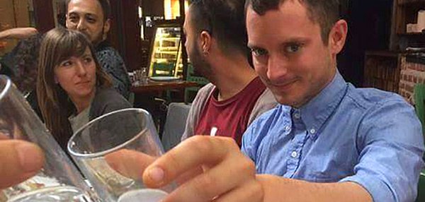 5. Rakı İçen Frodo Baggins (Elijah Wood)