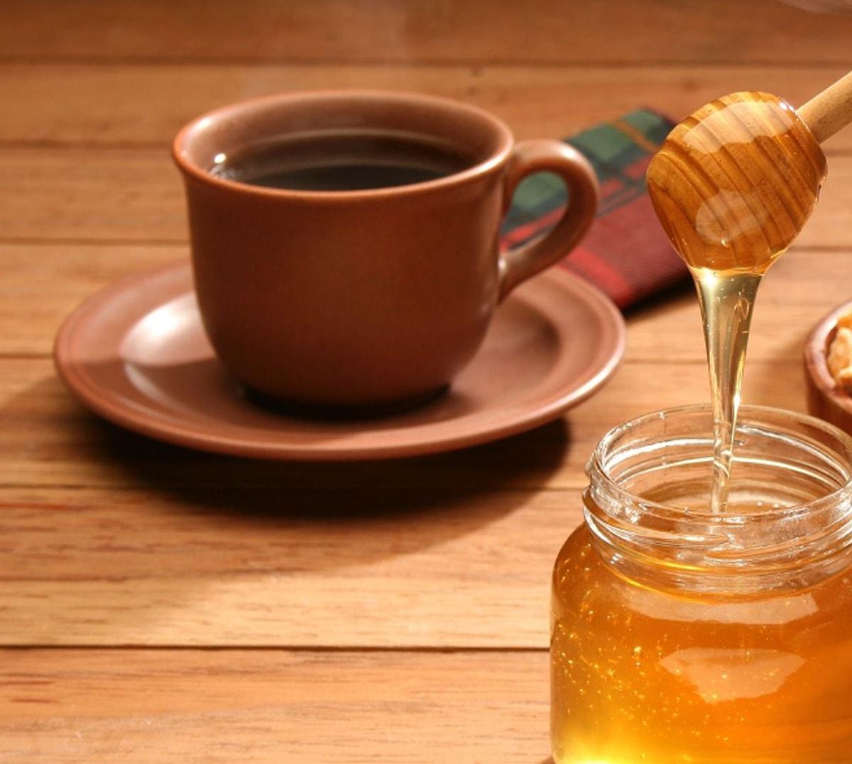 Чай с медом вред. Кофе с медом. Чай с медом. Чаепитие с медом. Чашка кофе с мёдом.