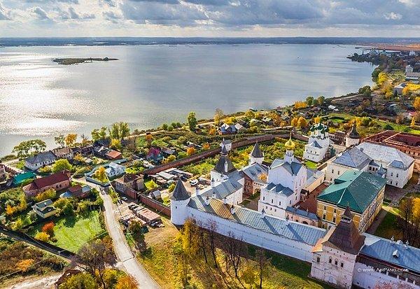Rostov'daki Kremlin olağan sadeliği ile Karadeniz'i seyrediyor.