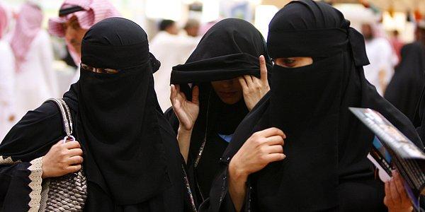 Dünyada kadınların araba kullanmasının serbest olmadığı tek ülke Suudi Arabistan ve hak savunucusu kadınlar araba kullanırken yakalanırsa tutuklanabiliyor