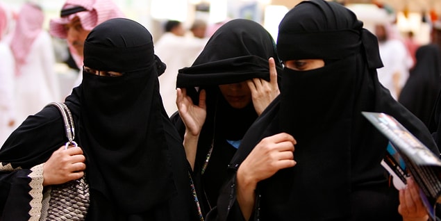 Kararnamede kadınların araba kullanmasının şeriat kullarına uygun olması gerektiği belirtilirken, bunun detayları ile ilgili bir bilgi paylaşılmadı.