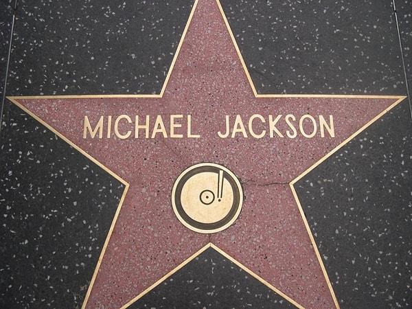 11. Hollywood Bulvarı'nda 2 yıldıza birden sahip olan 7 ünlüden birisi Michael Jackson'dır.