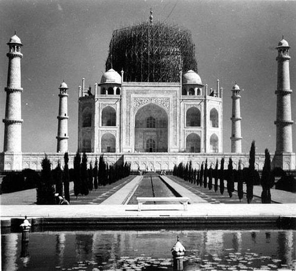 13. II. Dünya Savaşı sırasında bombalardan korunmaya çalışılan Taj Mahal.